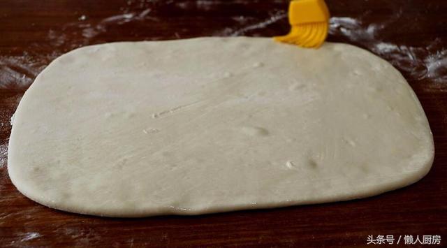 火腿肠花卷怎么做既简单又好吃，1碗面粉一把小葱