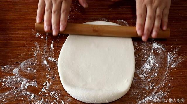 火腿肠花卷怎么做既简单又好吃，1碗面粉一把小葱