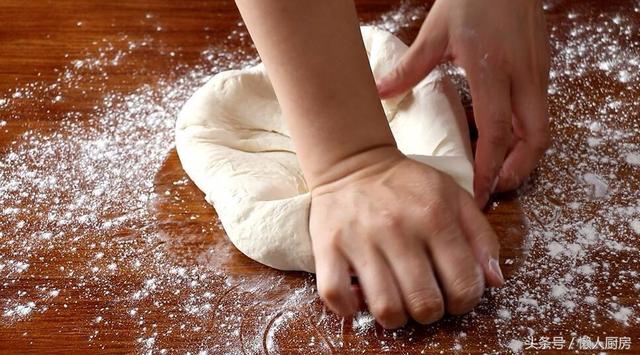 火腿肠花卷怎么做既简单又好吃，1碗面粉一把小葱