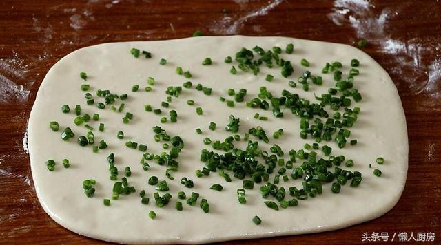 火腿肠花卷怎么做既简单又好吃，1碗面粉一把小葱