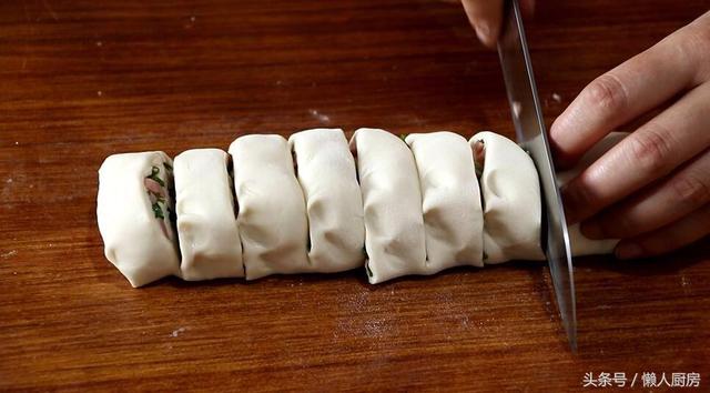 火腿肠花卷怎么做既简单又好吃，1碗面粉一把小葱