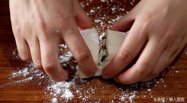 火腿肠花卷怎么做既简单又好吃，1碗面粉一把小葱