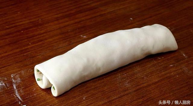 火腿肠花卷怎么做既简单又好吃，1碗面粉一把小葱