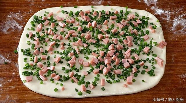 火腿肠花卷怎么做既简单又好吃，1碗面粉一把小葱