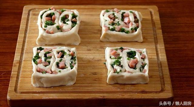 火腿肠花卷怎么做既简单又好吃，1碗面粉一把小葱