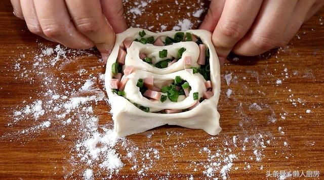 火腿肠花卷怎么做既简单又好吃，1碗面粉一把小葱
