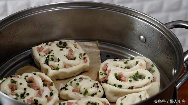 火腿肠花卷怎么做既简单又好吃，1碗面粉一把小葱