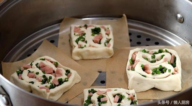 火腿肠花卷怎么做既简单又好吃，1碗面粉一把小葱