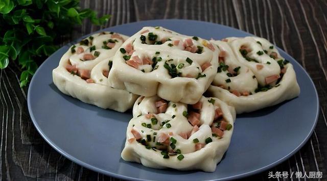 火腿肠花卷怎么做既简单又好吃，1碗面粉一把小葱