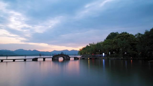 杭州十大旅游景点推荐，浙江杭州旅游必去十大景点