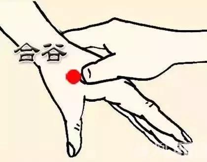 颈椎病三个按摩穴位，每十个人中就有一个颈椎有问题