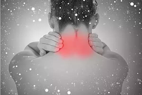 颈椎病三个按摩穴位，每十个人中就有一个颈椎有问题