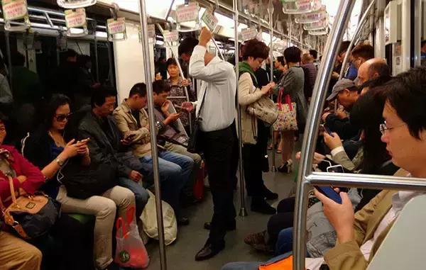 颈椎病三个按摩穴位，每十个人中就有一个颈椎有问题