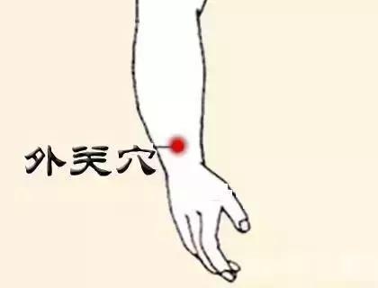 颈椎病三个按摩穴位，每十个人中就有一个颈椎有问题