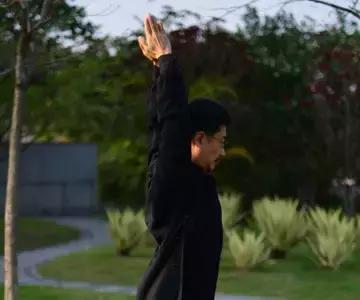 颈椎病三个按摩穴位，每十个人中就有一个颈椎有问题