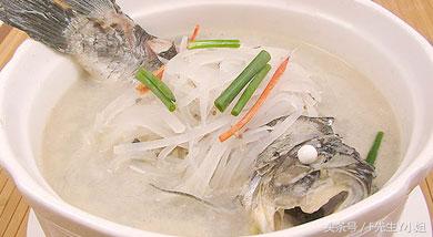 煎鲫鱼的家常做法，鲫鱼常见的4种家常做法（煎鱼要记住这两点）