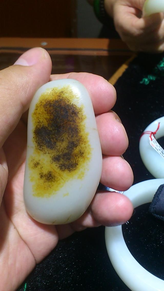 如何鉴定翡翠的真假，翡翠怎么鉴定真假你一定要了解（肉眼鉴别翡翠真伪不是难事）