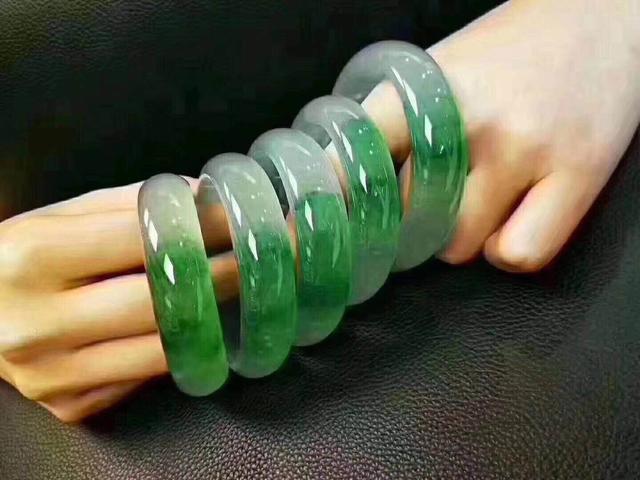 如何鉴定翡翠的真假，翡翠怎么鉴定真假你一定要了解（肉眼鉴别翡翠真伪不是难事）