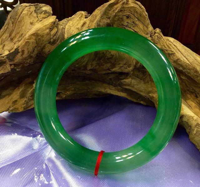 如何鉴定翡翠的真假，翡翠怎么鉴定真假你一定要了解（肉眼鉴别翡翠真伪不是难事）