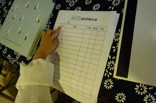 学生成长档案封面设计，建立发展档案，记录成长脚印