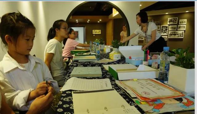 学生成长档案封面设计，建立发展档案，记录成长脚印