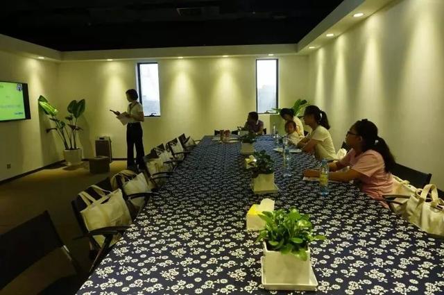 学生成长档案封面设计，建立发展档案，记录成长脚印