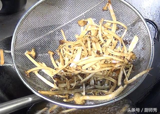 茶树菇怎么烧好吃，茶树菇怎么做好吃又嫩（干锅茶树菇怎样做好吃）