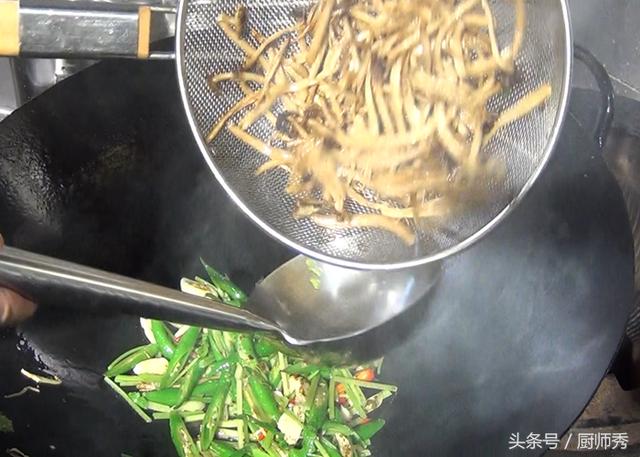 茶树菇怎么烧好吃，茶树菇怎么做好吃又嫩（干锅茶树菇怎样做好吃）