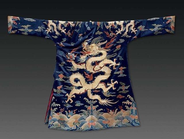 清朝蟒服和龙袍区别，龙袍并不是清代皇帝服装的最高规格