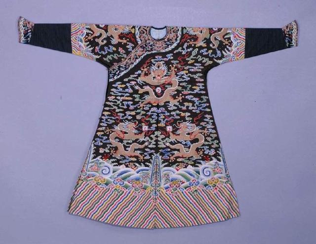 清朝蟒服和龙袍区别，龙袍并不是清代皇帝服装的最高规格