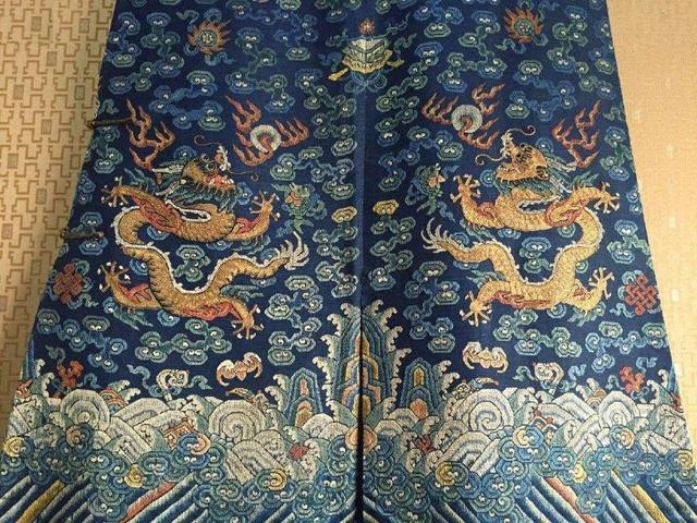 清朝蟒服和龙袍区别，龙袍并不是清代皇帝服装的最高规格
