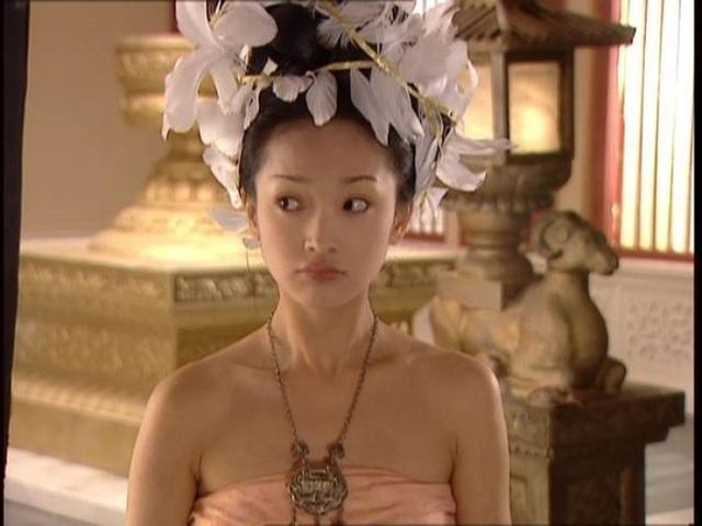 如懿传中的周迅为何总是嘴巴嘟嘟，《如懿传》中周迅的脸真的是一言难尽啊