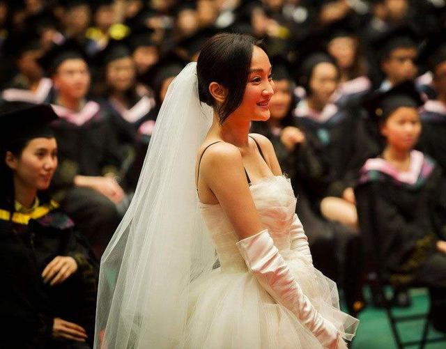 如懿传中的周迅为何总是嘴巴嘟嘟，《如懿传》中周迅的脸真的是一言难尽啊