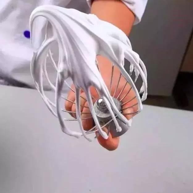 动物奶油怎么打发，手工淡奶油打发教程（奶油受不了~~夏季奶油打法的问题与技巧）