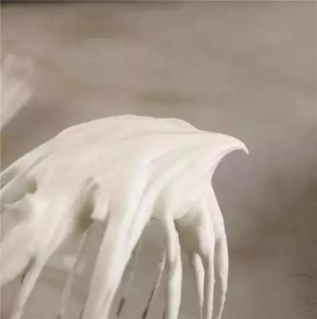 动物奶油怎么打发，手工淡奶油打发教程（奶油受不了~~夏季奶油打法的问题与技巧）