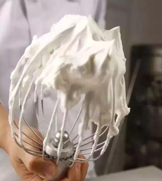 动物奶油怎么打发，手工淡奶油打发教程（奶油受不了~~夏季奶油打法的问题与技巧）