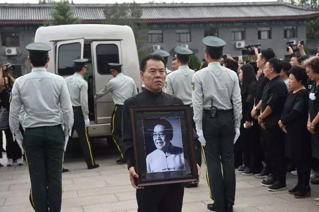 单田芳生平简介，单田芳讲述一生经历（一代评书大师的传奇一生）