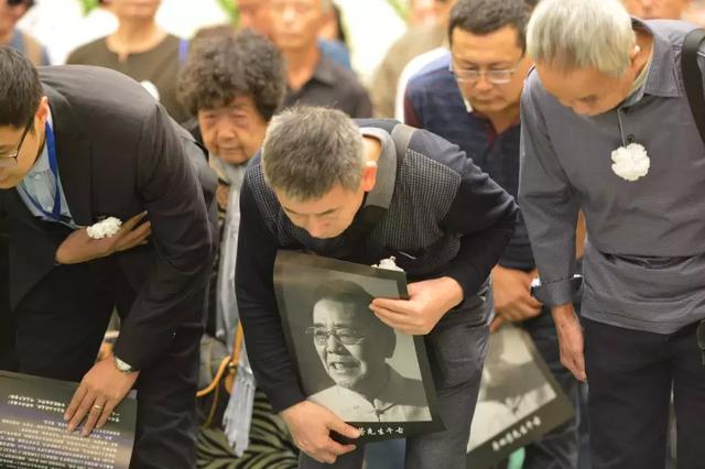 单田芳生平简介，单田芳讲述一生经历（一代评书大师的传奇一生）