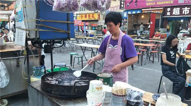 河南特色美食小吃焖子，朋友送来两块河南焖子