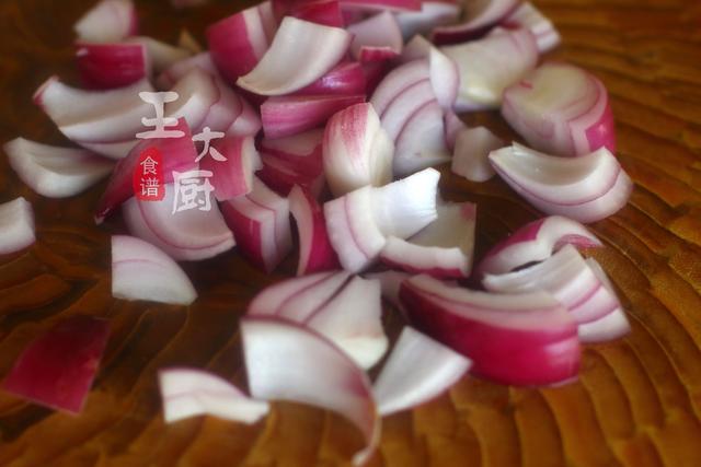 牛肉洋葱怎么炒，洋葱炒牛肉怎么炒得好吃（冬日里来一道牛肉炒洋葱）