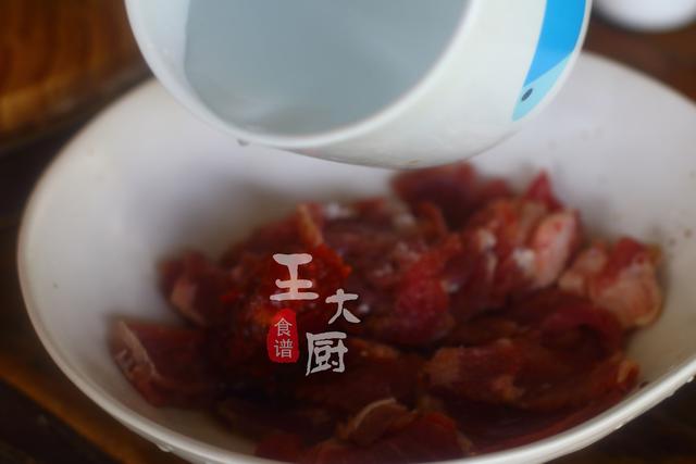 牛肉洋葱怎么炒，洋葱炒牛肉怎么炒得好吃（冬日里来一道牛肉炒洋葱）