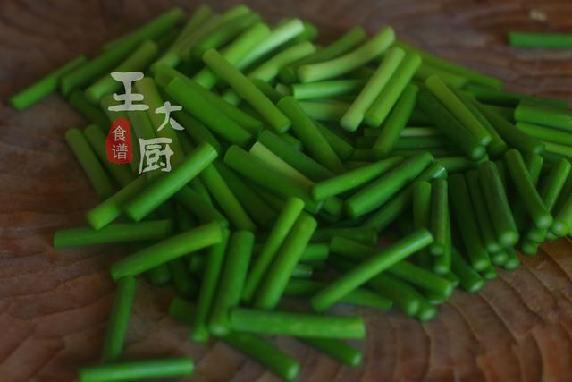 蒜苔炒鸡蛋有几种做法，厨师长教你蒜苔炒鸡蛋