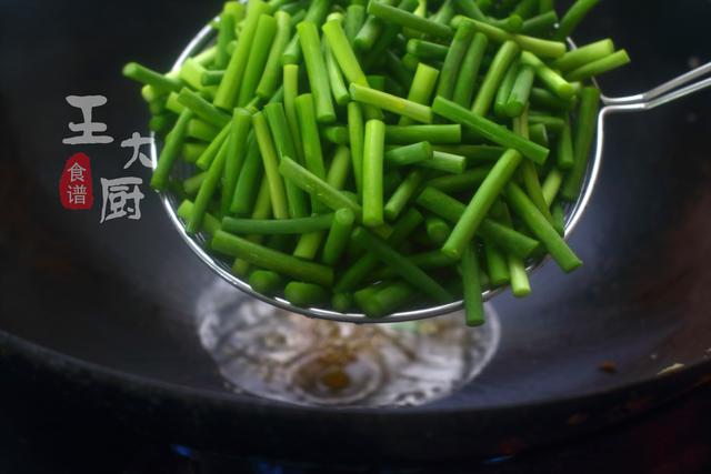 蒜苔炒鸡蛋有几种做法，厨师长教你蒜苔炒鸡蛋