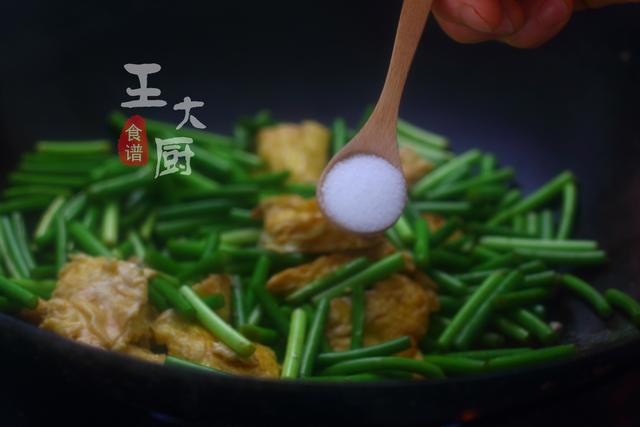 蒜苔炒鸡蛋有几种做法，厨师长教你蒜苔炒鸡蛋