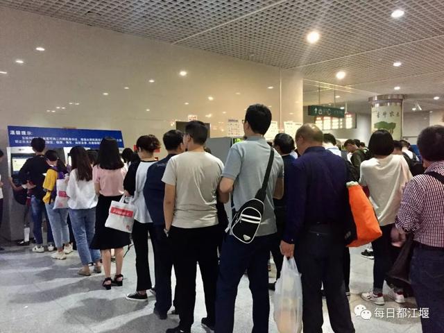 成都的成灌快铁没有站台吗，成灌快铁可直接刷身份证进站啦