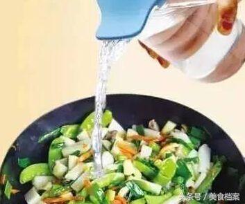 做菜放咸了怎么补救，炒菜做汤盐放多了太咸怎么办