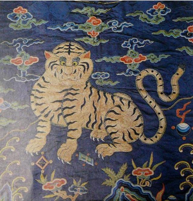 明朝官服颜色级别，明朝官服上的图案等级（红色在明朝服饰中的运用）