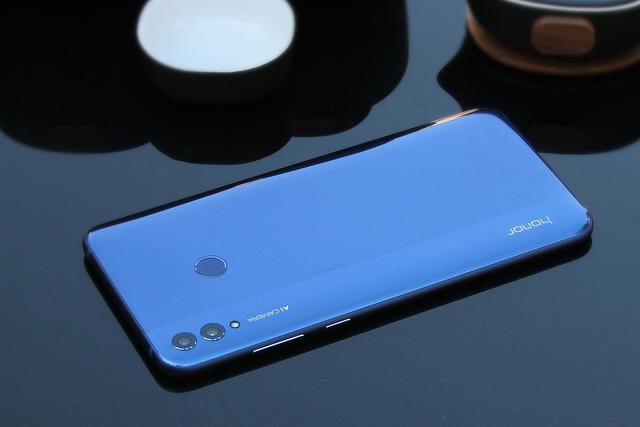 荣耀8xmax，荣耀8xmax缺点和优点（性价比无敌的千元屏霸）