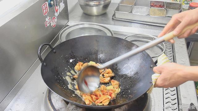 厨师长教你煮干煸大虾，厨师长分享油焖大虾的家常做法