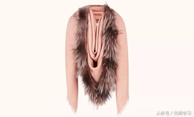 外贸围巾怎么搭配，Fendi、LV、Loewe爆款围巾穿搭示范
